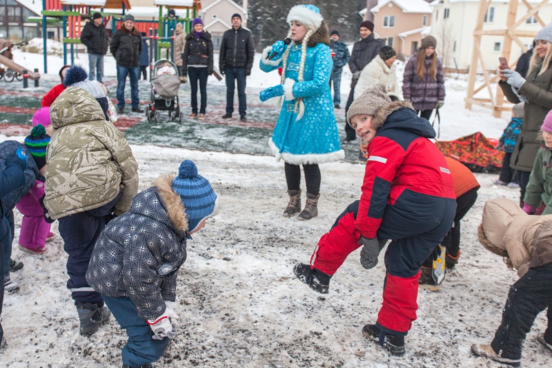 Плясали со Снегурочкой 