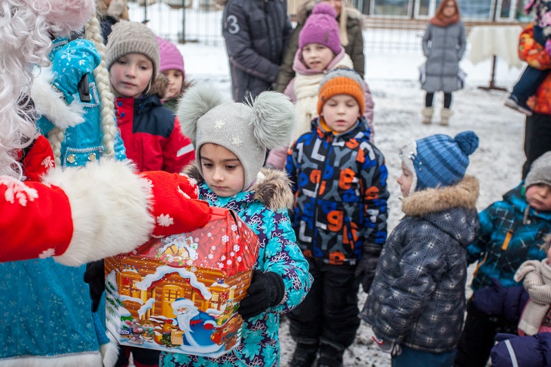 И, конечно же, все без исключения получили сладкие новогодние подарки от Деда Мороза